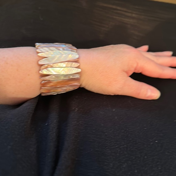 NWOT Pink Shell Bracelet - Picture 5 of 5
